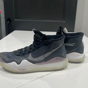 Men’s basketball shoes